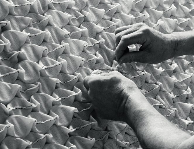 Vispring veren worden gemonteerd